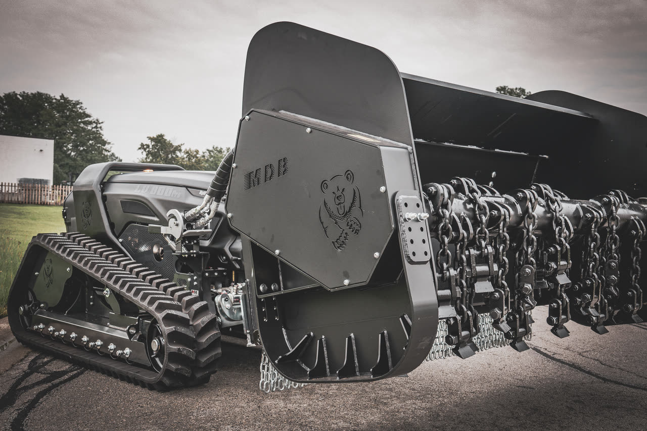 Chain flail head, hammers and chains visible on the drum.